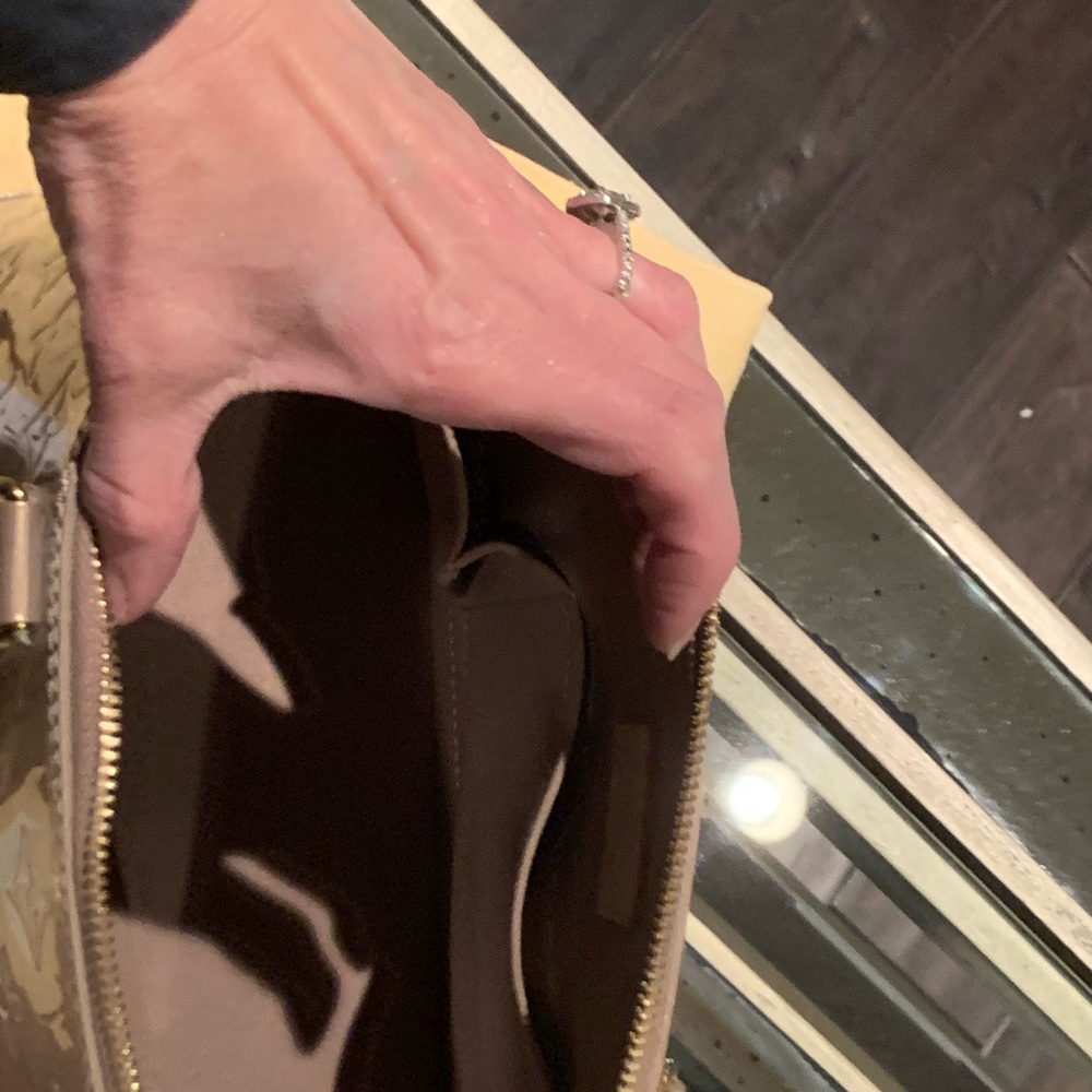 Louis Vuitton handbag. - Picture 4 of 8